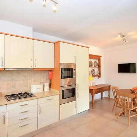 Sleeps 6 Pool Air Con Wifi